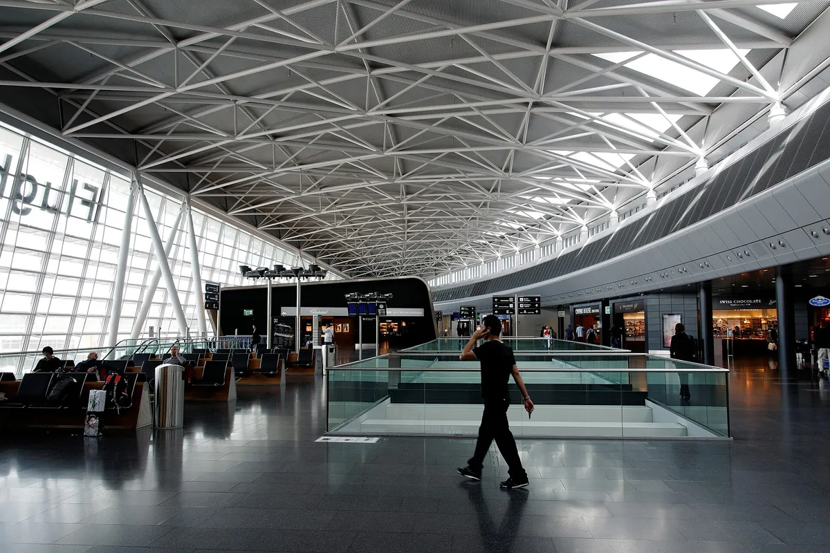 Wie früh muss man am Flughafen sein: die echten Fristen