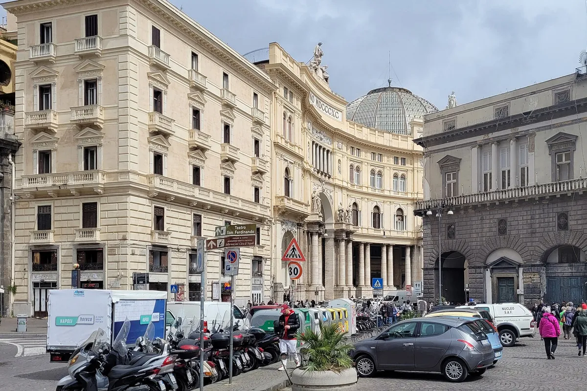 Piazza Trieste e Trento, Naples