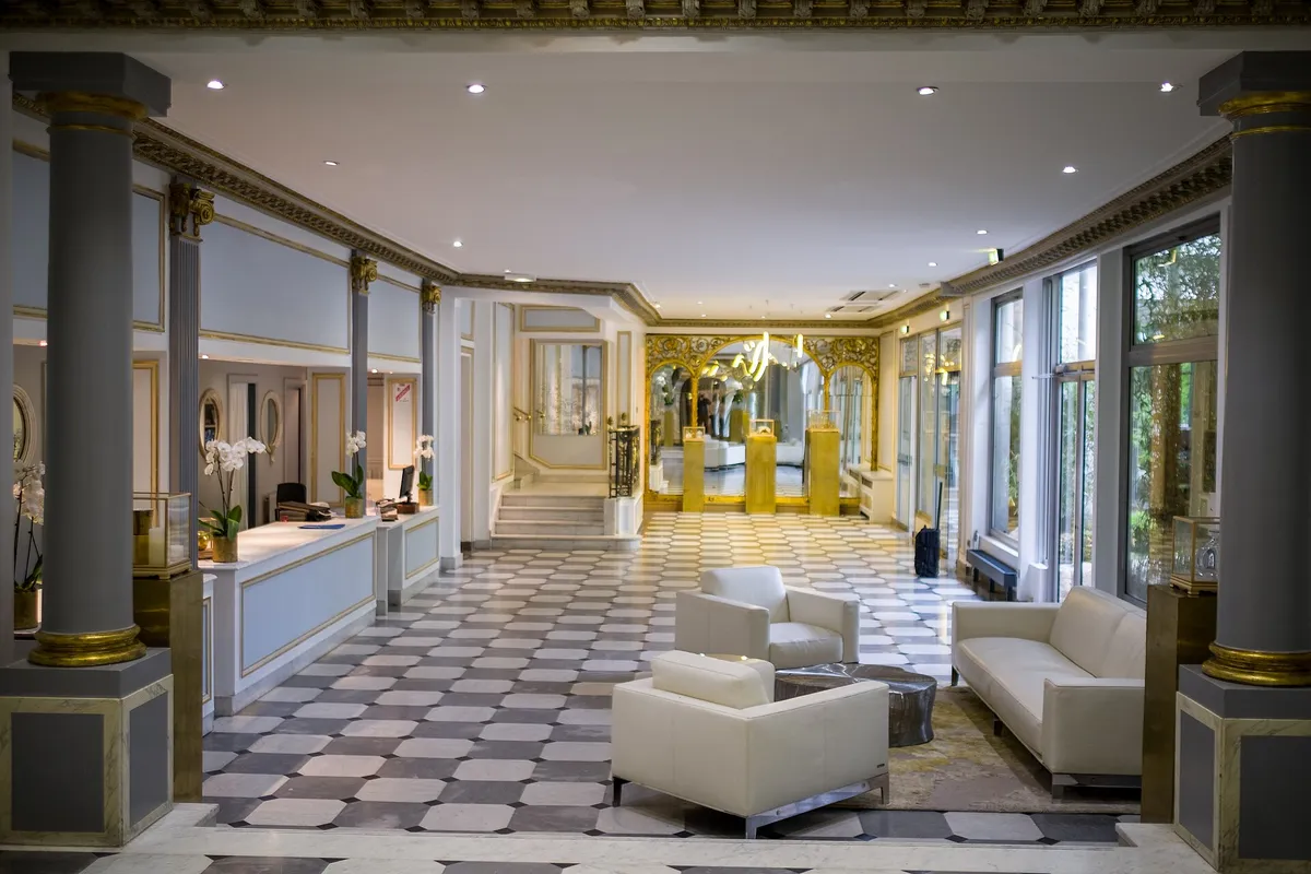 Reception desk in a parisian hotel (33206612983)