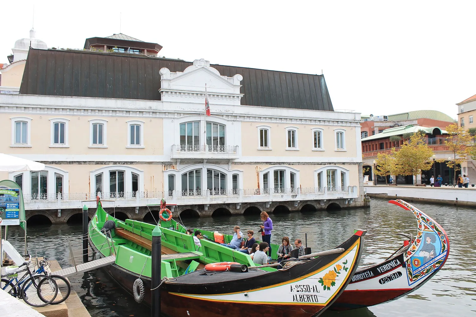 Los canales de Aveiro con las barcas moliceiro