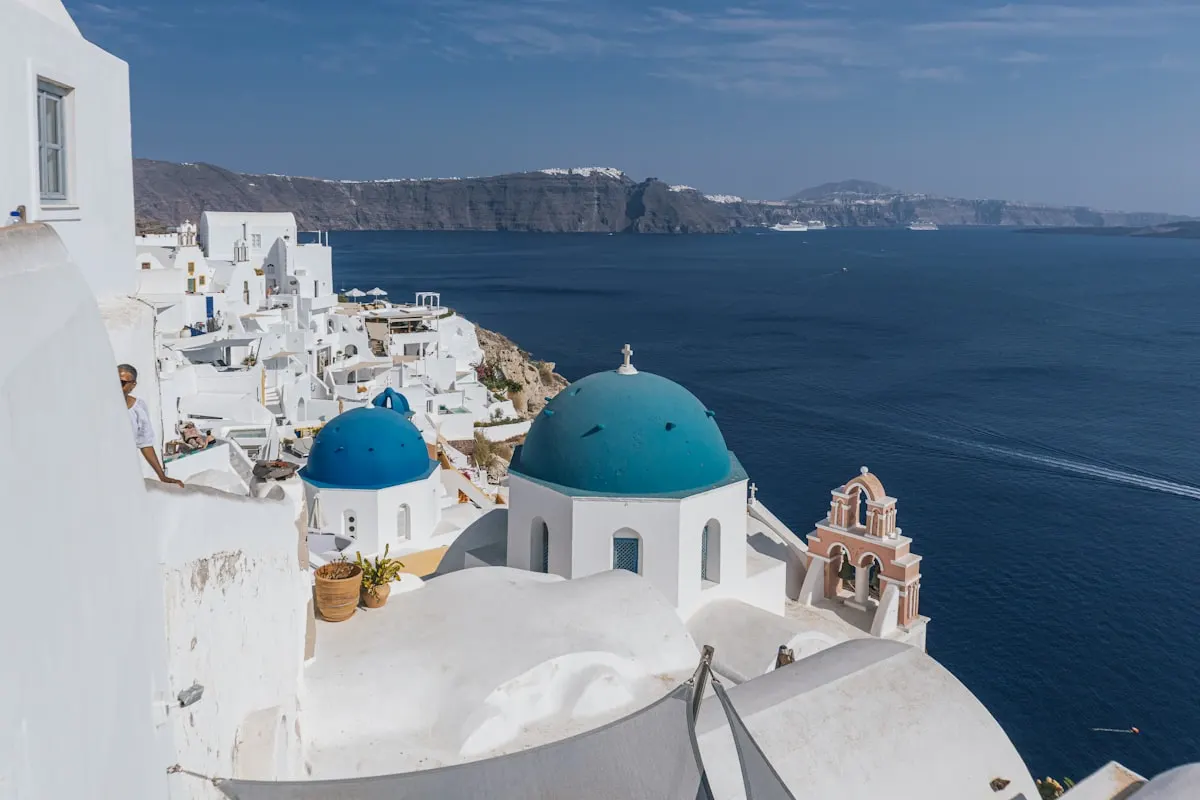 Santorin, Comer See und Amalfi, ohne den Preis der Stoßzeit zu zahlen