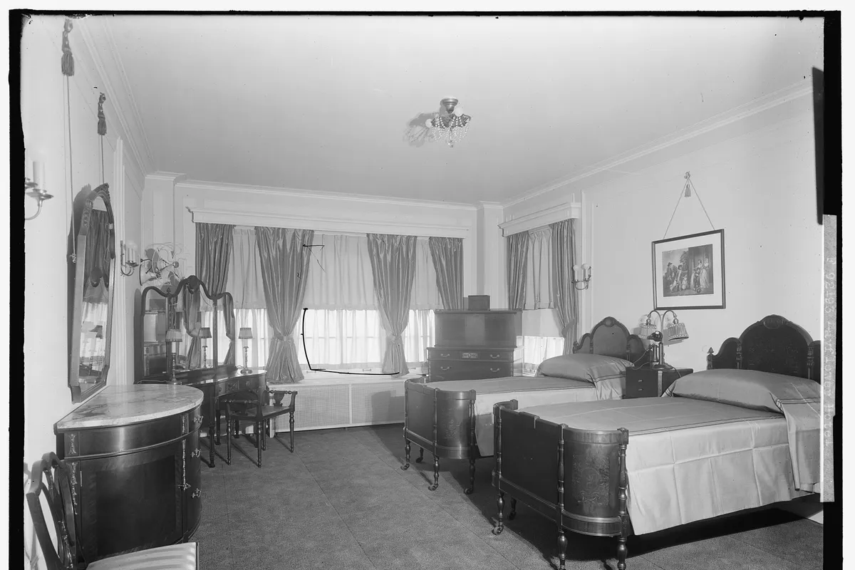 MAYFLOWER HOTEL. BEDROOM LCCN2016861831