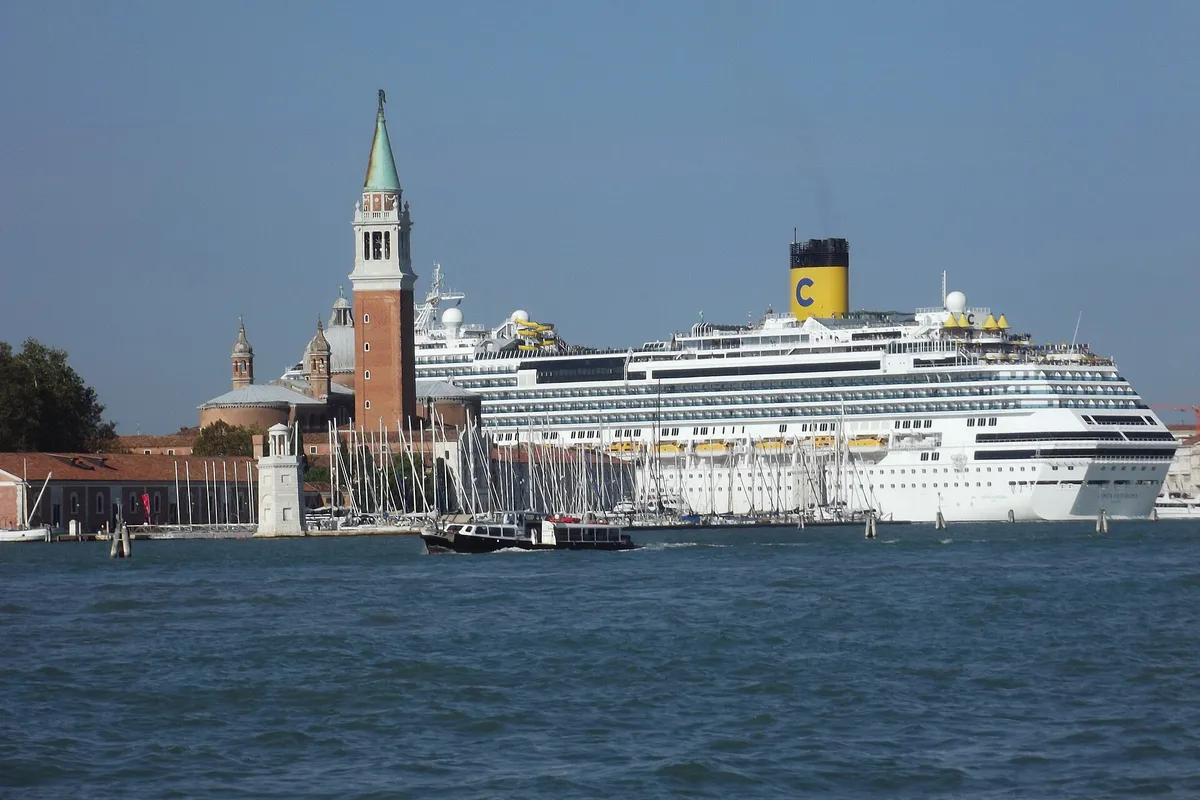 A cruise ship entering Venice - panoramio