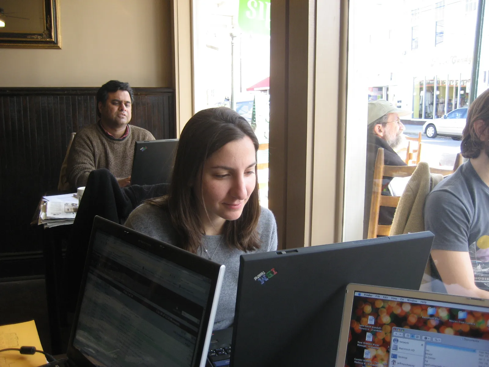 Laptops auf einem Cafétisch