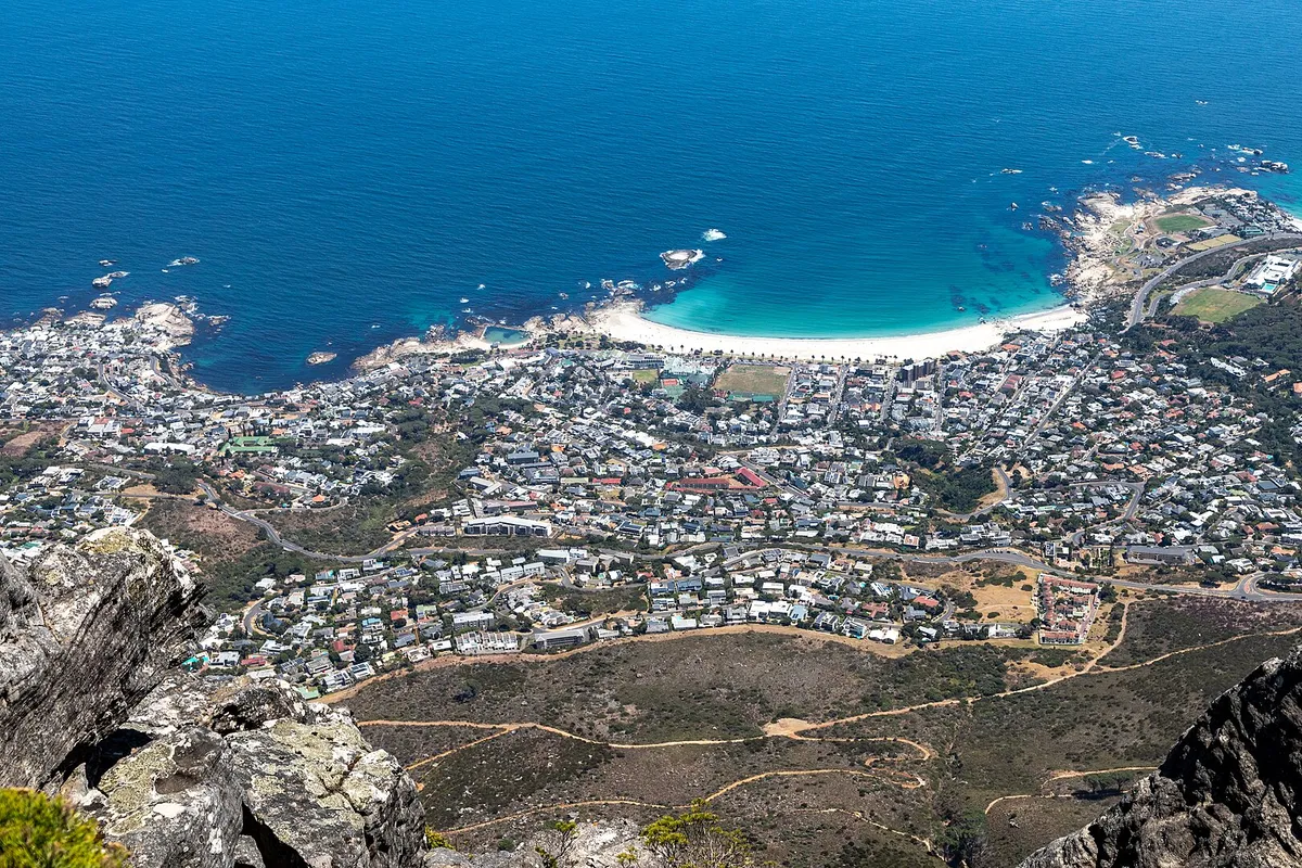 Cape Town (ZA), Table Mountain, Blick auf Camps Bay -- 2024 -- 2750